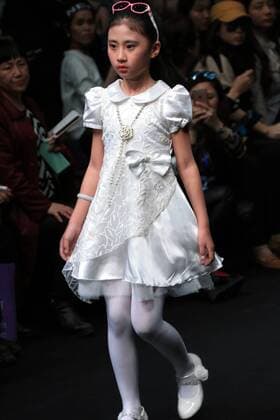 (160329) -- BEIJING, March 29, 2016 -- A young model presents fashion creations designed by Zheng Cheng during a fashion show of Mini Petrel Che Children s Wear Collection at China Fashion Week in Beijing, capital of China, March 29, 2016. ) (mcg) CHINA-BEIJING-FASHION WEEK-MINI PETREL (CN) LixMingfang 
