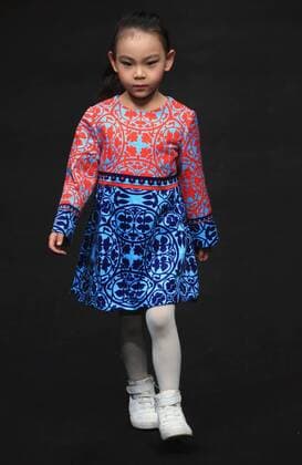 (160329) -- BEIJING, March 29, 2016 -- A young model presents fashion creations designed by Zheng Cheng during a fashion show of Mini Petrel Che Children s Wear Collection at China Fashion Week in Beijing, capital of China, March 29, 2016. ) (mcg) CHINA-BEIJING-FASHION WEEK-MINI PETREL (CN) LixMingfang 