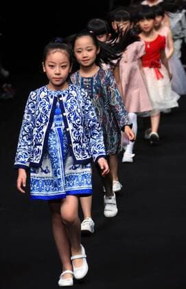 (160329) -- BEIJING, March 29, 2016 -- Young models present fashion creations designed by Zheng Cheng during a fashion show of Mini Petrel Che Children s Wear Collection at China Fashion Week in Beijing, capital of China, March 29, 2016. ) (mcg) CHINA-BEIJING-FASHION WEEK-MINI PETREL (CN) LixMingfang 