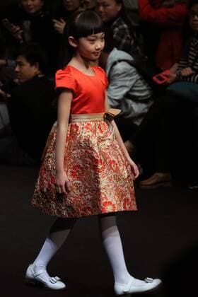 (160329) -- BEIJING, March 29, 2016 -- A young model presents fashion creations designed by Zheng Cheng during a fashion show of Mini Petrel Che Children s Wear Collection at China Fashion Week in Beijing, capital of China, March 29, 2016. ) (mcg) CHINA-BEIJING-FASHION WEEK-MINI PETREL (CN) LixMingfang 