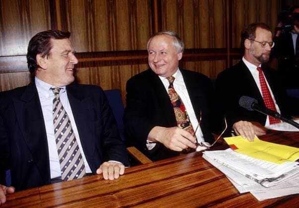 Gerhard SCHROEDER , Oskar LAFONTAINE und Rudolf SCHARPING , alle SPD , bei einer Pressekonferenz im September 1994 Gerhard SCHROEDER , Oskar LAFONTAINE and Rudolf SCHARPING , all SPD , during a press conference in September 1994