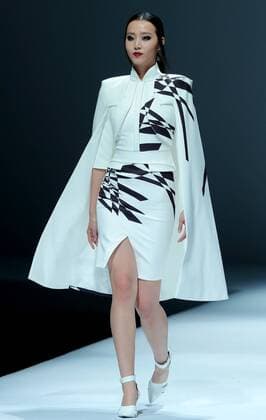 (160329) -- BEIJING, March 29, 2016 -- A model presents a creation by designer Hao Jia during China Fashion Week in Beijing, capital of China, March 29, 2016. ) (mp) CHINA-BEIJING-FASHION WEEK-HAO JIA (CN) ChenxJianli 