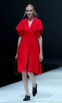 (160329) -- BEIJING, March 29, 2016 -- A model presents a creation by designer Hao Jia during China Fashion Week in Beijing, capital of China, March 29, 2016. ) (mp) CHINA-BEIJING-FASHION WEEK-HAO JIA (CN) ChenxJianli 