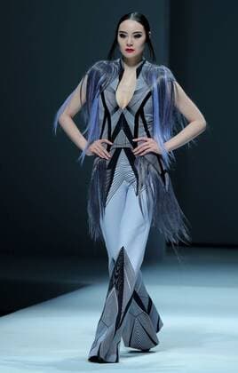 (160329) -- BEIJING, March 29, 2016 -- A model presents a creation by designer Hao Jia during China Fashion Week in Beijing, capital of China, March 29, 2016. ) (mp) CHINA-BEIJING-FASHION WEEK-HAO JIA (CN) ChenxJianli 