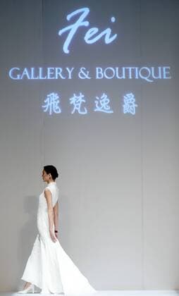 Bilder des Tages (160329) -- BEIJING, March 29, 2016 -- A model presents a creation by designer Sun Xuefei at a fashion show of Fei Gallery & Boutique during China Fashion Week in Beijing, capital of China, March 29, 2016. ) (mp) CHINA-BEIJING-FASHION WEEK-SUN XUEFEI (CN) ChenxJianli 