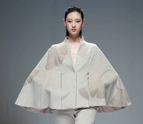 (160329) -- BEIJING, March 29, 2016 -- A model presents a creation by designer Sun Xuefei at a fashion show of Fei Gallery & Boutique during China Fashion Week in Beijing, capital of China, March 29, 2016. ) (mp) CHINA-BEIJING-FASHION WEEK-SUN XUEFEI (CN) ChenxJianli 
