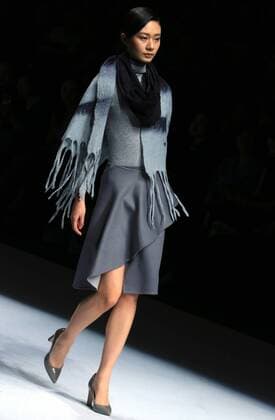 BEIJING, March 29, 2016 -- A model presents a creation by designer Sun Xuefei at the Fei Gallery & Boutique Collection during China Fashion Week in Beijing, capital of China, March 29, 2016. ) (ry) CHINA-BEIJING-FASHION WEEK(CN) LixMingfang 