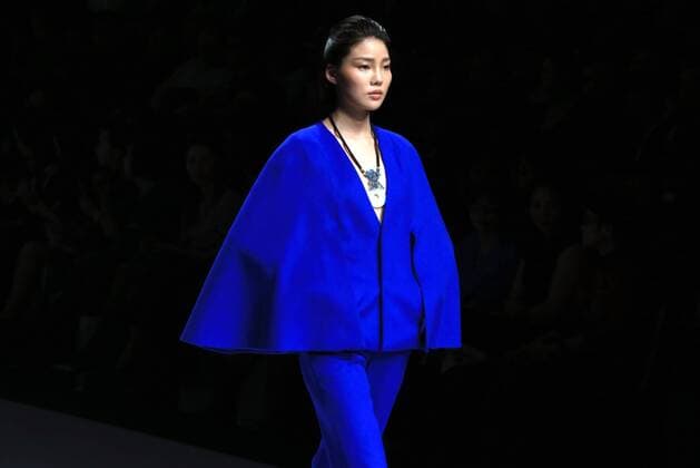 BEIJING, March 29, 2016 -- A model presents a creation by designer Sun Xuefei at the Fei Gallery & Boutique Collection during China Fashion Week in Beijing, capital of China, March 29, 2016. ) (ry) CHINA-BEIJING-FASHION WEEK(CN) LixMingfang 
