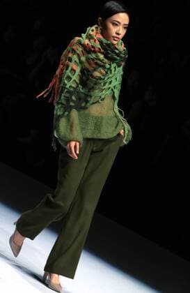 BEIJING, March 29, 2016 -- A model presents a creation by designer Sun Xuefei at the Fei Gallery & Boutique Collection during China Fashion Week in Beijing, capital of China, March 29, 2016. ) (ry) CHINA-BEIJING-FASHION WEEK(CN) LixMingfang 