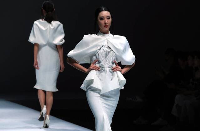 BEIJING, March 29, 2016 -- Models present creations by designer Hao Jia during the China Fashion Week in Beijing, capital of China, March 29, 2016. ) (zwx) CHINA-BEIJING-FASHION WEEK(CN) LixMingfang 