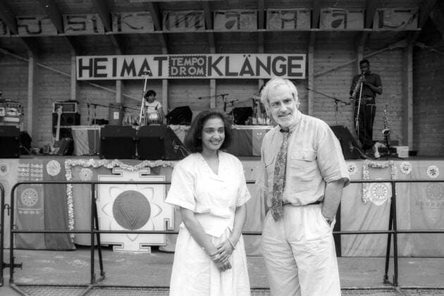 Najma Akhtar und Kultursenator Ulrich Roloff-Momin beim Heimatklänge Festival im Tempodrom Berlin