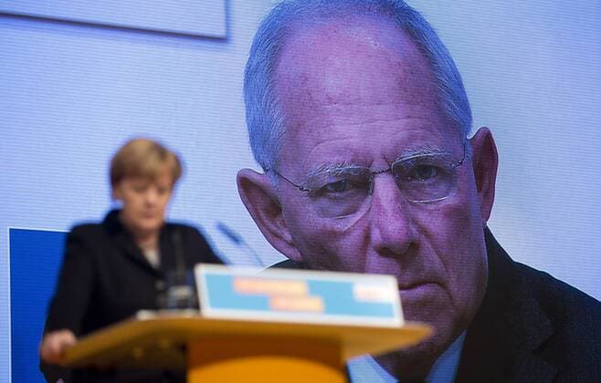 Deutschland, Karlsruhe, 28. Bundesparteitag der CDU, Rede von Bundeskanzlerin Angela Merkel, im Hintergrund Wolfgang Schäuble, 14.12.2015