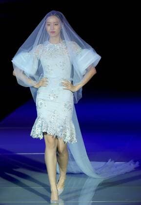 (160330) -- BEIJING, March 30, 2016 -- A model presents wedding dress designed by Wei Qiying during a fashion show of Jusere Wedding Dress Collection at China Fashion Week in Beijing, capital of China, March 30, 2016. )(mcg) CHINA-BEIJING-FASHION WEEK-JUSERE WEDDING DRESS (CN) ChenxJianli 