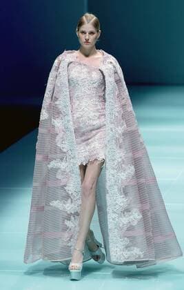 (160330) -- BEIJING, March 30, 2016 -- A model presents wedding dress designed by Wei Qiying during a fashion show of Jusere Wedding Dress Collection at China Fashion Week in Beijing, capital of China, March 30, 2016. )(mcg) CHINA-BEIJING-FASHION WEEK-JUSERE WEDDING DRESS (CN) ChenxJianli 