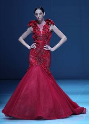 (160330) -- BEIJING, March 30, 2016 -- A model presents wedding dress designed by Wei Qiying during a fashion show of Jusere Wedding Dress Collection at China Fashion Week in Beijing, capital of China, March 30, 2016. )(mcg) CHINA-BEIJING-FASHION WEEK-JUSERE WEDDING DRESS (CN) ChenxJianli 