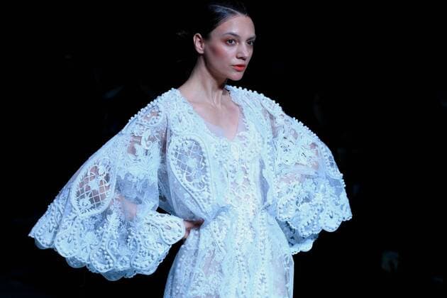 (160330) -- BEIJING, March 30, 2016 -- A model presents wedding dress designed by Wei Qiying during a fashion show of Jusere Wedding Dress Collection at China Fashion Week in Beijing, capital of China, March 30, 2016. )(mcg) CHINA-BEIJING-FASHION WEEK-JUSERE WEDDING DRESS (CN) LixMingfang 