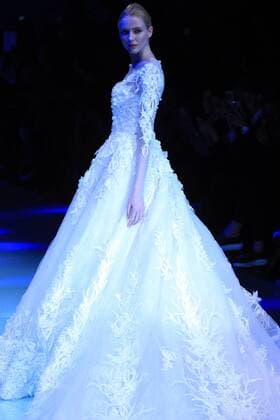 (160330) -- BEIJING, March 30, 2016 -- A model presents wedding dress designed by Wei Qiying during a fashion show of Jusere Wedding Dress Collection at China Fashion Week in Beijing, capital of China, March 30, 2016. )(mcg) CHINA-BEIJING-FASHION WEEK-JUSERE WEDDING DRESS (CN) LixMingfang 
