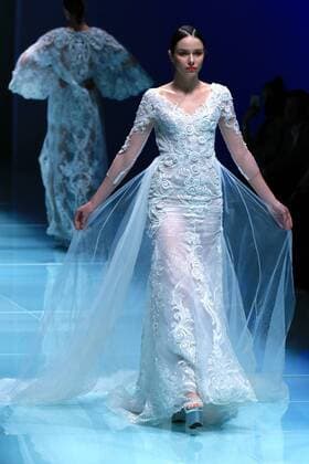 (160330) -- BEIJING, March 30, 2016 -- A model presents wedding dress designed by Wei Qiying during a fashion show of Jusere Wedding Dress Collection at China Fashion Week in Beijing, capital of China, March 30, 2016. )(mcg) CHINA-BEIJING-FASHION WEEK-JUSERE WEDDING DRESS (CN) LixMingfang 