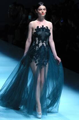 (160330) -- BEIJING, March 30, 2016 -- A model presents wedding dress designed by Wei Qiying during a fashion show of Jusere Wedding Dress Collection at China Fashion Week in Beijing, capital of China, March 30, 2016. )(mcg) CHINA-BEIJING-FASHION WEEK-JUSERE WEDDING DRESS (CN) LixMingfang 