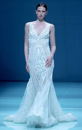 (160330) -- BEIJING, March 30, 2016 -- A model presents wedding dress designed by Wei Qiying during a fashion show of Jusere Wedding Dress Collection at China Fashion Week in Beijing, capital of China, March 30, 2016. )(mcg) CHINA-BEIJING-FASHION WEEK-JUSERE WEDDING DRESS (CN) ChenxJianli 