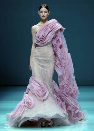 (160330) -- BEIJING, March 30, 2016 -- A model presents wedding dress designed by Wei Qiying during a fashion show of Jusere Wedding Dress Collection at China Fashion Week in Beijing, capital of China, March 30, 2016. )(mcg) CHINA-BEIJING-FASHION WEEK-JUSERE WEDDING DRESS (CN) ChenxJianli 