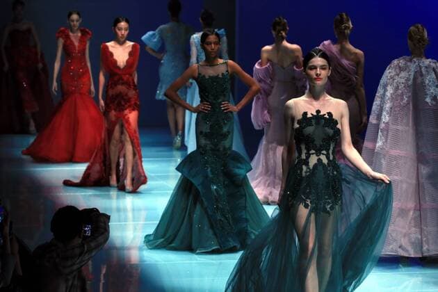 (160330) -- BEIJING, March 30, 2016 -- Models present wedding dresses designed by Wei Qiying during a fashion show of Jusere Wedding Dress Collection at China Fashion Week in Beijing, capital of China, March 30, 2016. )(mcg) CHINA-BEIJING-FASHION WEEK-JUSERE WEDDING DRESS (CN) LixMingfang 