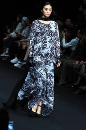 (160330) -- BEIJING, March 30, 2016 -- A model presents fashion creations designed by Sun Lin during a fashion show of Xinshen Linen and Sun Lin Collection at China Fashion Week in Beijing, capital of China, March 30, 2016. )(mcg) CHINA-BEIJING-FASHION WEEK-SUN LIN (CN) LixMingfang 