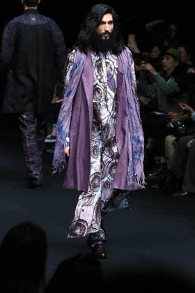 (160330) -- BEIJING, March 30, 2016 -- A model presents fashion creations designed by Sun Lin during a fashion show of Xinshen Linen and Sun Lin Collection at China Fashion Week in Beijing, capital of China, March 30, 2016. )(mcg) CHINA-BEIJING-FASHION WEEK-SUN LIN (CN) LixMingfang 