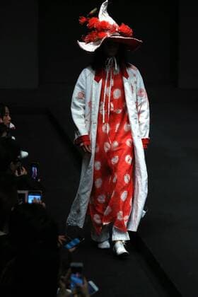 (160330) -- BEIJING, March 30, 2016 -- A model presents fashion creations designed by Sun Lin during a fashion show of Xinshen Linen and Sun Lin Collection at China Fashion Week in Beijing, capital of China, March 30, 2016. )(mcg) CHINA-BEIJING-FASHION WEEK-SUN LIN (CN) LixMingfang 
