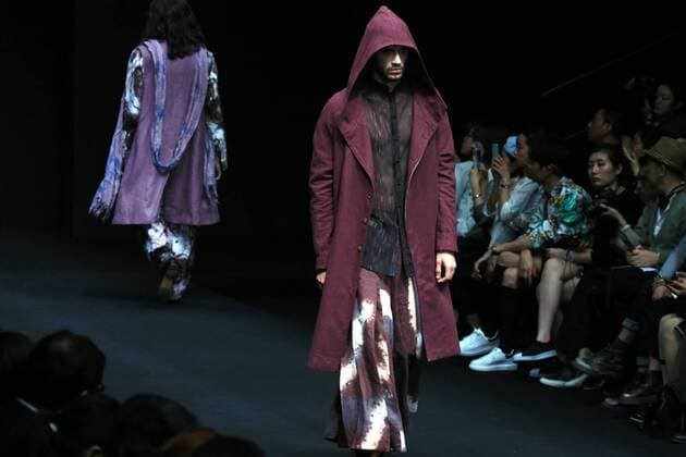 (160330) -- BEIJING, March 30, 2016 -- A model presents fashion creations designed by Sun Lin during a fashion show of Xinshen Linen and Sun Lin Collection at China Fashion Week in Beijing, capital of China, March 30, 2016. )(mcg) CHINA-BEIJING-FASHION WEEK-SUN LIN (CN) LixMingfang 