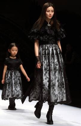 (160330) -- BEIJING, March 30, 2016 -- Models present fashion creations designed by Xie Jiaqi during a fashion show titled J.Queen and Little Queen at China Fashion Week in Beijing, capital of China, March 30, 2016. )(mcg) CHINA-BEIJING-FASHION WEEK-XIE JIAQI (CN) LixMingfang 
