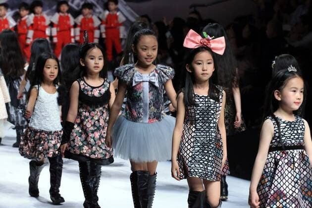(160330) -- BEIJING, March 30, 2016 -- Models present fashion creations designed by Xie Jiaqi during a fashion show titled J.Queen and Little Queen at China Fashion Week in Beijing, capital of China, March 30, 2016. )(mcg) CHINA-BEIJING-FASHION WEEK-XIE JIAQI (CN) LixMingfang 