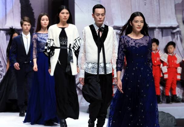 (160330) -- BEIJING, March 30, 2016 -- Models present fashion creations designed by Xie Jiaqi during a fashion show titled J.Queen and Little Queen at China Fashion Week in Beijing, capital of China, March 30, 2016. )(mcg) CHINA-BEIJING-FASHION WEEK-XIE JIAQI (CN) LixMingfang 