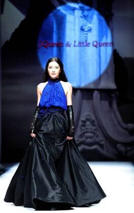 (160330) -- BEIJING, March 30, 2016 -- A model presents fashion creations designed by Xie Jiaqi during a fashion show titled J.Queen and Little Queen at China Fashion Week in Beijing, capital of China, March 30, 2016. )(mcg) CHINA-BEIJING-FASHION WEEK-XIE JIAQI (CN) ChenxJianli 