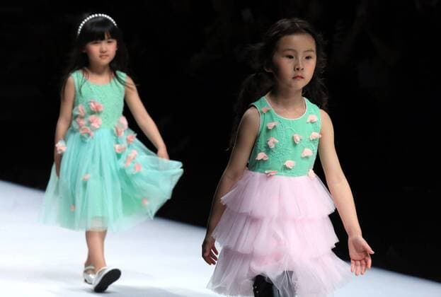 (160330) -- BEIJING, March 30, 2016 -- Models present fashion creations designed by Xie Jiaqi during a fashion show titled J.Queen and Little Queen at China Fashion Week in Beijing, capital of China, March 30, 2016. )(mcg) CHINA-BEIJING-FASHION WEEK-XIE JIAQI (CN) LixMingfang 