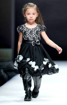 (160330) -- BEIJING, March 30, 2016 -- A model presents fashion creations designed by Xie Jiaqi during a fashion show titled J.Queen and Little Queen at China Fashion Week in Beijing, capital of China, March 30, 2016. )(mcg) CHINA-BEIJING-FASHION WEEK-XIE JIAQI (CN) ChenxJianli 