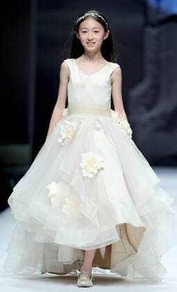 (160330) -- BEIJING, March 30, 2016 -- A model presents fashion creations designed by Xie Jiaqi during a fashion show titled J.Queen and Little Queen at China Fashion Week in Beijing, capital of China, March 30, 2016. )(mcg) CHINA-BEIJING-FASHION WEEK-XIE JIAQI (CN) ChenxJianli 
