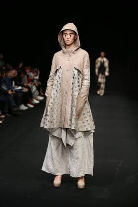 BEIJING, CHINA - MARCH 30: (CHINA OUT) A model showcases designs on the runway at XINSHEN LINEN & Sun Lin Collection during the Mercedes-Benz China Fashion Week Autumn Winter 2016 2017 at 751D.Park on March 30, 2016 in Beijing, China.  CFP481928432