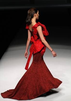 Peking Fashion Week - Pan Yiliang Pink Mary Modenschau BEIJING, CHINA - MARCH 30: (CHINA OUT) A model showcases designs on the runway at Pan Yiliang x Pink Mary Haute Couture during the Mercedes-Benz China Fashion Week Autumn Winter 2016 2017 at Beijing Hotel on March 30, 2016 in Beijing, China.  CFP481928512