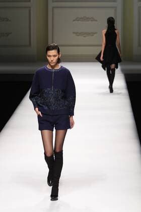 Peking Fashion Week - Pan Yiliang Pink Mary Modenschau BEIJING, CHINA - MARCH 30: (CHINA OUT) A model showcases designs on the runway at Pan Yiliang x Pink Mary Haute Couture during the Mercedes-Benz China Fashion Week Autumn Winter 2016 2017 at Beijing Hotel on March 30, 2016 in Beijing, China.  CFP481928515