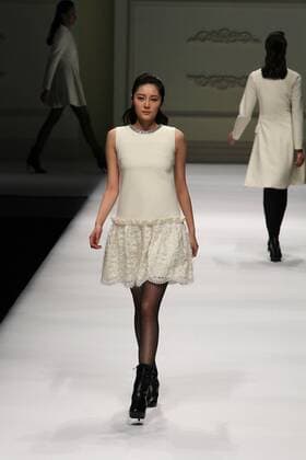 Peking Fashion Week - Pan Yiliang Pink Mary Modenschau BEIJING, CHINA - MARCH 30: (CHINA OUT) A model showcases designs on the runway at Pan Yiliang x Pink Mary Haute Couture during the Mercedes-Benz China Fashion Week Autumn Winter 2016 2017 at Beijing Hotel on March 30, 2016 in Beijing, China.  CFP481928518