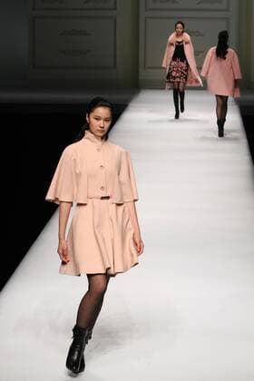 Peking Fashion Week - Pan Yiliang Pink Mary Modenschau BEIJING, CHINA - MARCH 30: (CHINA OUT) A model showcases designs on the runway at Pan Yiliang x Pink Mary Haute Couture during the Mercedes-Benz China Fashion Week Autumn Winter 2016 2017 at Beijing Hotel on March 30, 2016 in Beijing, China.  CFP481928519