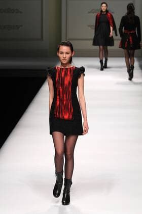 Peking Fashion Week - Pan Yiliang Pink Mary Modenschau BEIJING, CHINA - MARCH 30: (CHINA OUT) A model showcases designs on the runway at Pan Yiliang x Pink Mary Haute Couture during the Mercedes-Benz China Fashion Week Autumn Winter 2016 2017 at Beijing Hotel on March 30, 2016 in Beijing, China.  CFP481928523