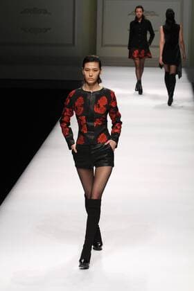 Peking Fashion Week - Pan Yiliang Pink Mary Modenschau BEIJING, CHINA - MARCH 30: (CHINA OUT) A model showcases designs on the runway at Pan Yiliang x Pink Mary Haute Couture during the Mercedes-Benz China Fashion Week Autumn Winter 2016 2017 at Beijing Hotel on March 30, 2016 in Beijing, China.  CFP481928524