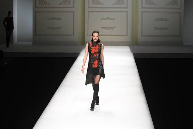 Peking Fashion Week - Pan Yiliang Pink Mary Modenschau BEIJING, CHINA - MARCH 30: (CHINA OUT) A model showcases designs on the runway at Pan Yiliang x Pink Mary Haute Couture during the Mercedes-Benz China Fashion Week Autumn Winter 2016 2017 at Beijing Hotel on March 30, 2016 in Beijing, China.  CFP481928525