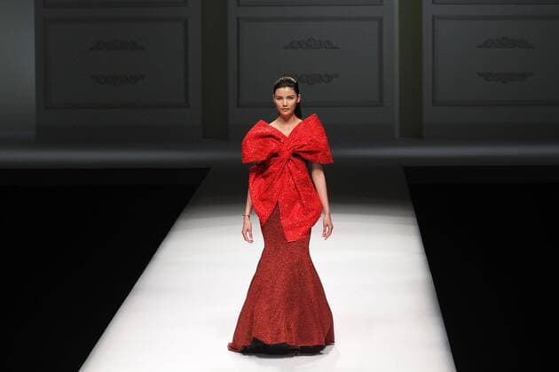 Peking Fashion Week - Pan Yiliang Pink Mary Modenschau BEIJING, CHINA - MARCH 30: (CHINA OUT) A model showcases designs on the runway at Pan Yiliang x Pink Mary Haute Couture during the Mercedes-Benz China Fashion Week Autumn Winter 2016 2017 at Beijing Hotel on March 30, 2016 in Beijing, China.  CFP481928526