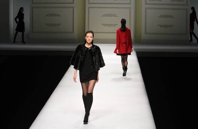 Peking Fashion Week - Pan Yiliang Pink Mary Modenschau BEIJING, CHINA - MARCH 30: (CHINA OUT) A model showcases designs on the runway at Pan Yiliang x Pink Mary Haute Couture during the Mercedes-Benz China Fashion Week Autumn Winter 2016 2017 at Beijing Hotel on March 30, 2016 in Beijing, China.  CFP481928527