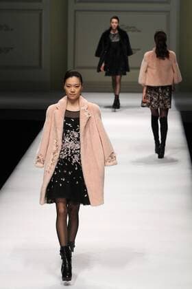 Peking Fashion Week - Pan Yiliang Pink Mary Modenschau BEIJING, CHINA - MARCH 30: (CHINA OUT) A model showcases designs on the runway at Pan Yiliang x Pink Mary Haute Couture during the Mercedes-Benz China Fashion Week Autumn Winter 2016 2017 at Beijing Hotel on March 30, 2016 in Beijing, China.  CFP481928529