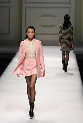 Peking Fashion Week - Pan Yiliang Pink Mary Modenschau BEIJING, CHINA - MARCH 30: (CHINA OUT) A model showcases designs on the runway at Pan Yiliang x Pink Mary Haute Couture during the Mercedes-Benz China Fashion Week Autumn Winter 2016 2017 at Beijing Hotel on March 30, 2016 in Beijing, China.  CFP481928530