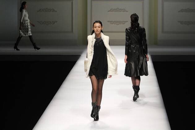 Peking Fashion Week - Pan Yiliang Pink Mary Modenschau BEIJING, CHINA - MARCH 30: (CHINA OUT) A model showcases designs on the runway at Pan Yiliang x Pink Mary Haute Couture during the Mercedes-Benz China Fashion Week Autumn Winter 2016 2017 at Beijing Hotel on March 30, 2016 in Beijing, China.  CFP481928531